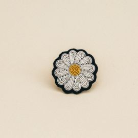 daisy brooch - 