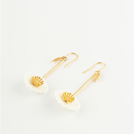 Daisy pendant earrings with gold pistl