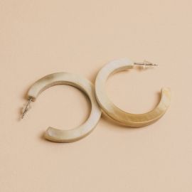 Small hoop earrings in blond African horn - 