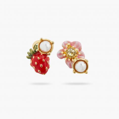 Boucles d'oreilles asymétriques fraises des bois et fleurs rose LE BOIS GOURMAND