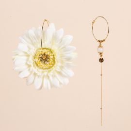 Asymmetrical white gerbera hoop earrings - Rosekafé