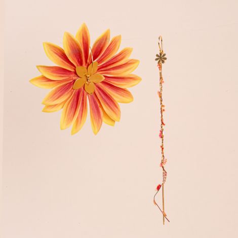 Asymmetrical “TESS” curls with orange tiare flower