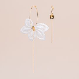 Asymmetrical hoop earrings "FLOW" white flower - Rosekafé