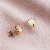 Que pensez-vous de ces petites puces d'oreilles ?PS : nous, on les adore 😍 . . . #olivolga #bouclesdoreilles #nacre #handmade #faitmain #bijouxfantaisie #bijouxcreateur #bijoux #dorée #earrings #pendientes #olivolgabijoux